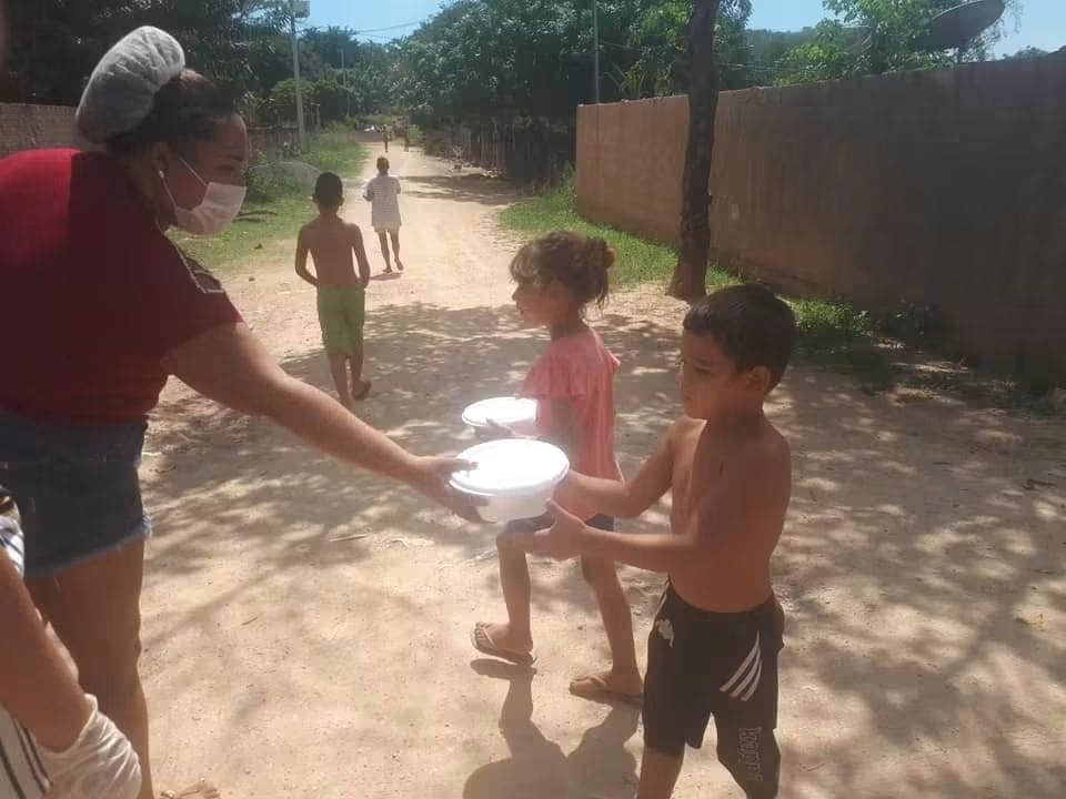 Entrega de refeição à comunidade